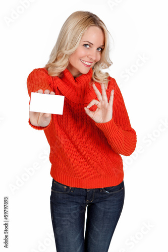 Photo: Frau mit weißer Karte in der Hand macht eine positive Geste Frau mit weißer Karte in der Hand macht eine positive Geste