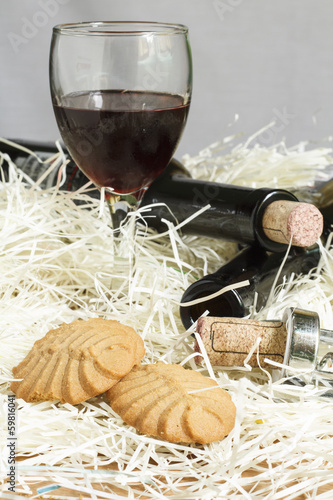 Photo: Crackers with glasses of red wine on fiber paper Crackers with glasses of red wine on fiber paper