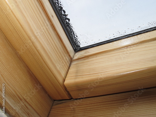 Photo: Wasser kondensiert an einem Dachfenster Wasser kondensiert an einem Dachfenster