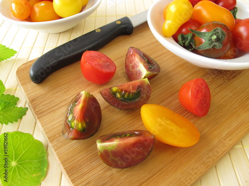Photo: Zubereitung von Tomatensalat mit Kräutern Zubereitung von Tomatensalat mit Kräutern