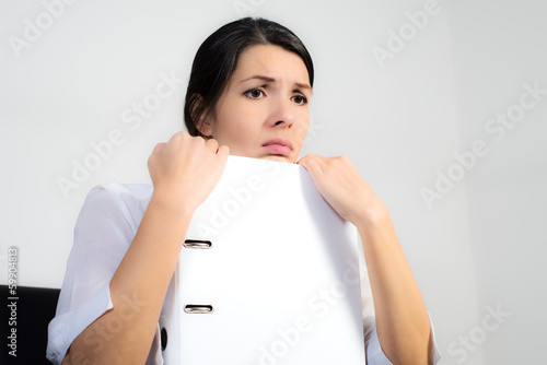 Photo: Geschäftsfrau mit einem unmotivierten Gesichtsausdruck Geschäftsfrau mit einem unmotivierten Gesichtsausdruck