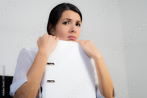 Photo: Geschäftsfrau mit einem unmotivierten Gesichtsausdruck Geschäftsfrau mit einem unmotivierten Gesichtsausdruck