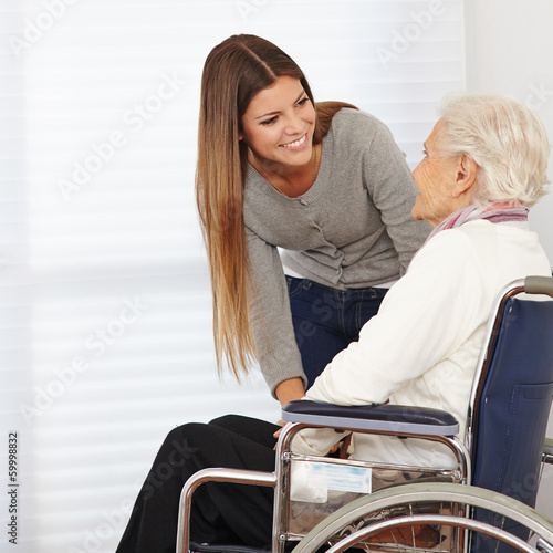 Photo: Frau redet mit Seniorin im Rollstuhl Frau redet mit Seniorin im Rollstuhl