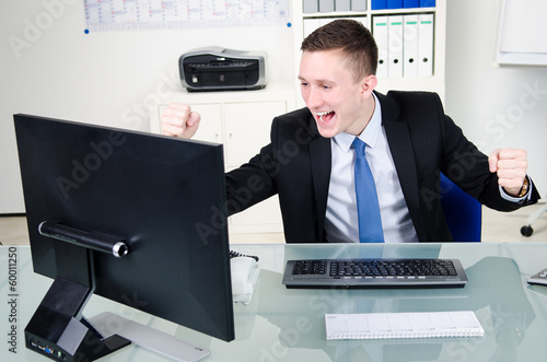 Photo: jubelnder geschäftsmann am pc jubelnder geschäftsmann am pc