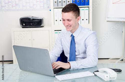 Photo: junger geschäftsmann am notebook junger geschäftsmann am notebook