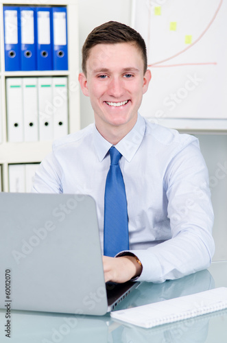 Photo: lächelnder businessmann am pc lächelnder businessmann am pc