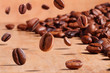 fallende Kaffeebohnen