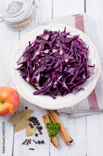 Photo: Frischer Rotkohl mit Gewürzen Frischer Rotkohl mit Gewürzen