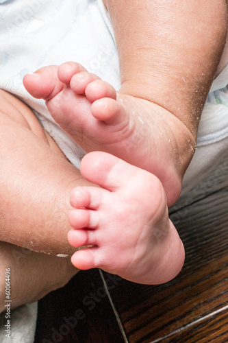 Photo: piedi neonato su tavolo di legno piedi neonato su tavolo di legno