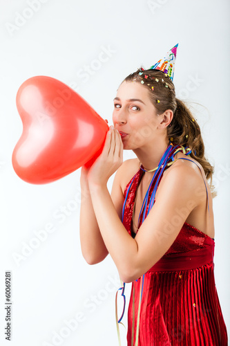 Photo: Frau feiert Geburtstag mit Herz Luftballon Frau feiert Geburtstag mit Herz Luftballon