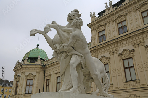 Photo: Skulptur Bändiger des Rosses vor Schloss Belvedere in Wien (2) Skulptur Bändiger des Rosses vor Schloss Belvedere in Wien (2)
