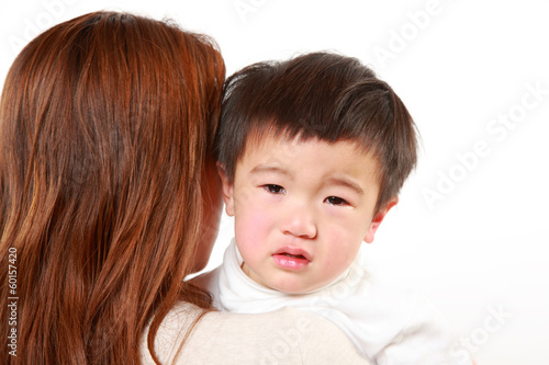 Photo: ママに甘えてなく男の子 ママに甘えてなく男の子
