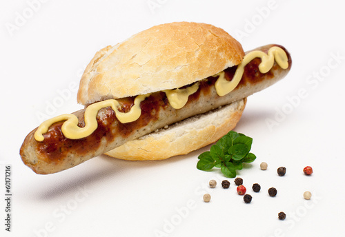 Photo: Bratwurst mit Senf im Brötchen Bratwurst mit Senf im Brötchen
