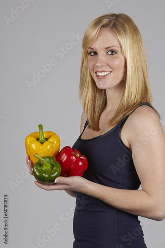 Photo: Junge Frau mit bunten Paprika Junge Frau mit bunten Paprika