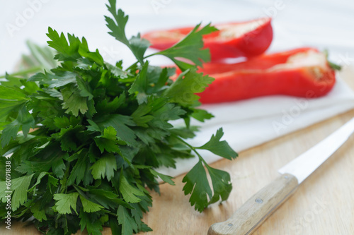 Photo: Glatte Petersilie und Paprika Glatte Petersilie und Paprika