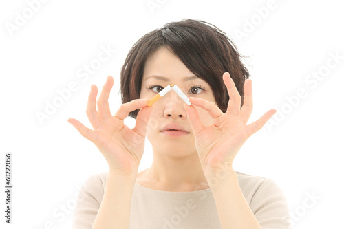 Photo: タバコを折る女性 タバコを折る女性