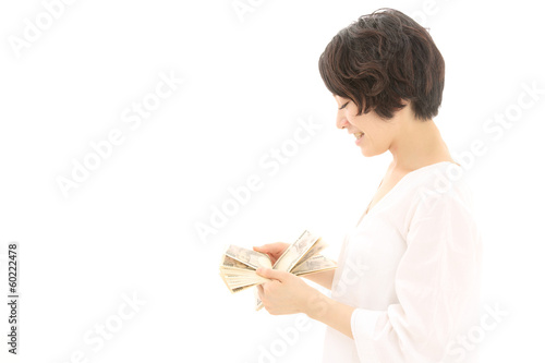 Photo: お金を数える女性 お金を数える女性