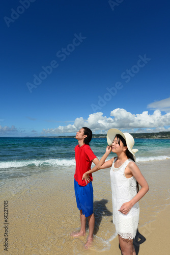 Photo: 沖縄の美しいビーチで寛ぐカップル 沖縄の美しいビーチで寛ぐカップル