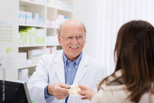Photo: kundin zahlt 50 euro in der apotheke kundin zahlt 50 euro in der apotheke