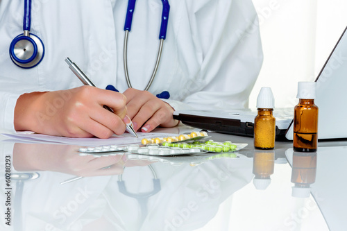 Photo: Arzt schreibt ein Rezept für Tabletten Arzt schreibt ein Rezept für Tabletten