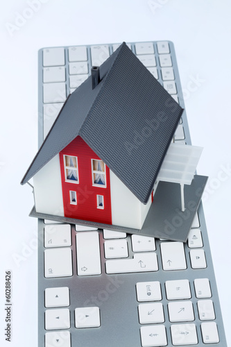 Photo: Wohnhaus auf Tastatur Wohnhaus auf Tastatur