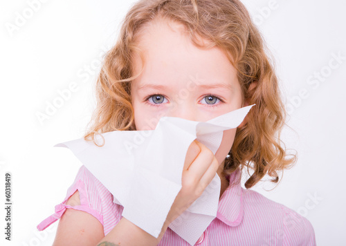 Photo: kind mit taschentuch kind mit taschentuch