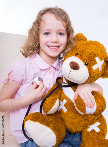 Photo: kind mit kuscheltier kind mit kuscheltier