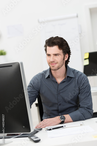 Photo: mann arbeitet im büro mann arbeitet im büro