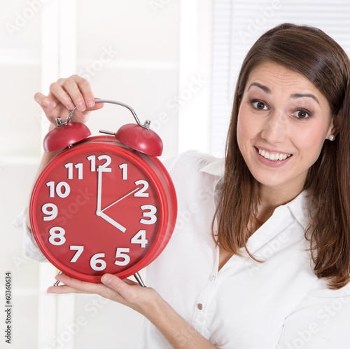 Photo: 16.00 Uhr Feierabend - Frau hat Gleitzeit im Betrieb 16.00 Uhr Feierabend - Frau hat Gleitzeit im Betrieb
