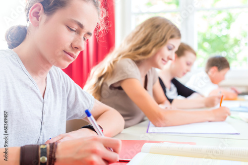 Photo: Schüler schreiben Test in Schule Schüler schreiben Test in Schule