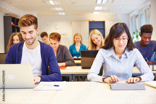 Photo: Computerkurs an der Universität mit Studenten Computerkurs an der Universität mit Studenten