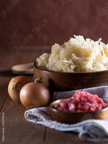 Photo: Rohes Sauerkraut in einer Holzschale Rohes Sauerkraut in einer Holzschale