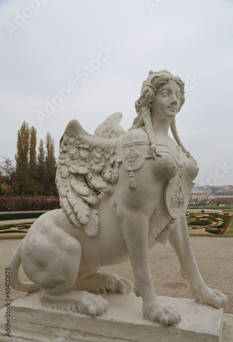 Photo: Löwin mit Flügel im Garten von Schloss Belvedere in Wien Löwin mit Flügel im Garten von Schloss Belvedere in Wien