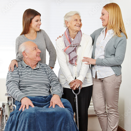Photo: Familie mit zwei Senioren zu Hause Familie mit zwei Senioren zu Hause