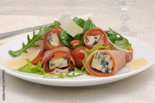 Photo: Rolls of jamon with blue cheese in lettuce leaves and parmesan Rolls of jamon with blue cheese in lettuce leaves and parmesan