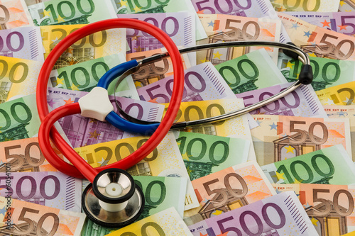 Photo: Stethoskop und Euro-Geldscheine Stethoskop und Euro-Geldscheine