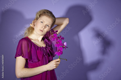 Photo: Frau mit lila Orchidee und Schatten (Radiant Orchid) Frau mit lila Orchidee und Schatten (Radiant Orchid)