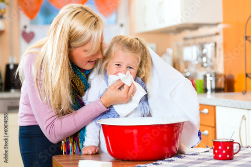 Photo: Mutter pflegt krankes Kind mit Dampfbad Mutter pflegt krankes Kind mit Dampfbad