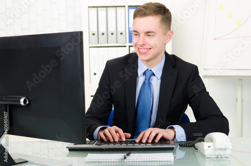 Photo: angestellter schreibt am computer angestellter schreibt am computer