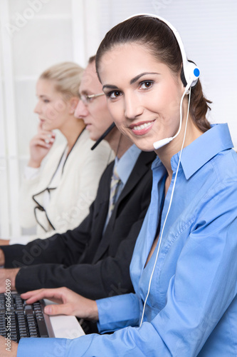 Photo: Personen in einem Callcenter mit Headset Personen in einem Callcenter mit Headset
