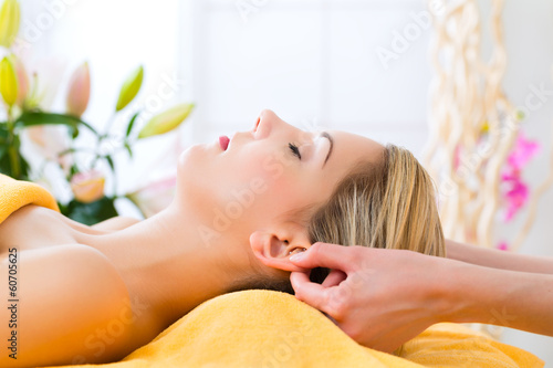 Photo: Wellness - Frau erhält Kopfmassage in Spa Wellness - Frau erhält Kopfmassage in Spa