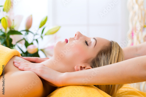 Photo: Wellness - Frau erhält Massage in Spa Wellness - Frau erhält Massage in Spa