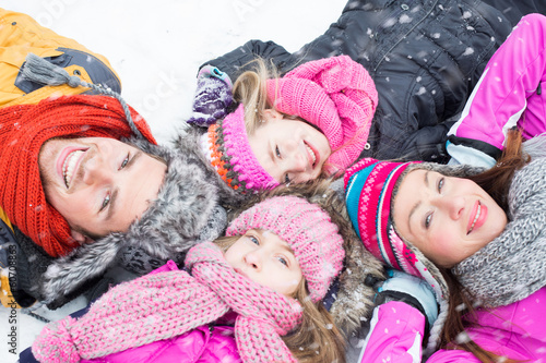 Photo: familie liegt im winter familie liegt im winter