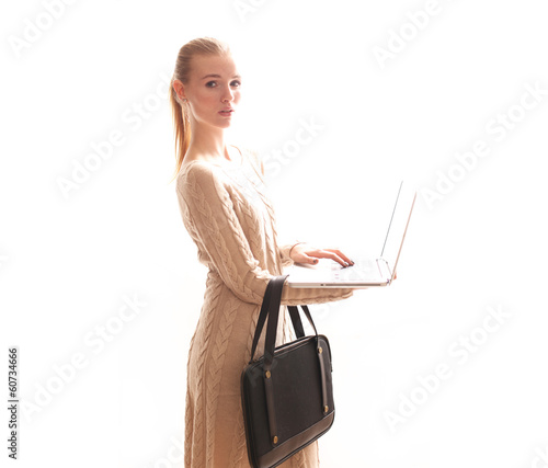 Photo: junge Geschäftsfrau mit Notebook und Tasche junge Geschäftsfrau mit Notebook und Tasche