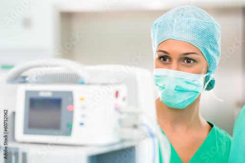 Photo: Krankenhaus - Ärztin bei Narkose im OP Krankenhaus - Ärztin bei Narkose im OP