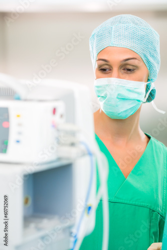 Photo: Krankenhaus - Ärztin bei Narkose im OP Krankenhaus - Ärztin bei Narkose im OP