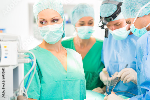 Photo: Chirurgen operieren in OP-Saal an Patienten Chirurgen operieren in OP-Saal an Patienten