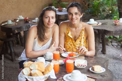 Photo: Frauen beim Frühstück im Garten Frauen beim Frühstück im Garten