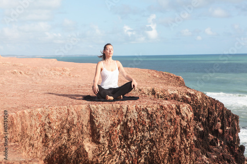 Photo: Yogaübung auf Klippe Yogaübung auf Klippe