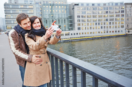 Photo: Touristen fotografieren mit Smartphone Touristen fotografieren mit Smartphone